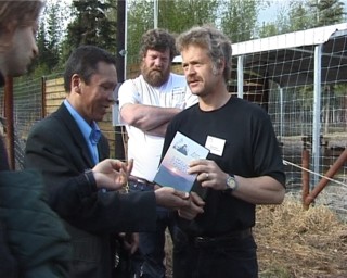 Михаил Окотэтто вручает DVD-диск сотруднику университета Фэрбанкса.