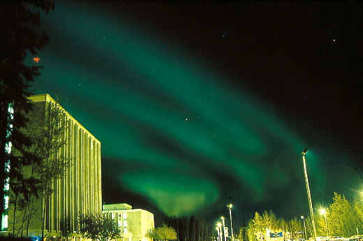Северное сияние над Университетом Фэрбанкса, штат Аляска(США)