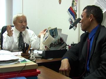 Хабэча Яунгад и Михаил Окотэтто  беседуют в редакции