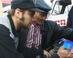 Николай Окотэтто осматривает двигатель вездехода "Пурга"