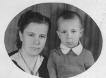 Мама и маленький Сережа Волков(Киев, 9 мая 1945 г.)